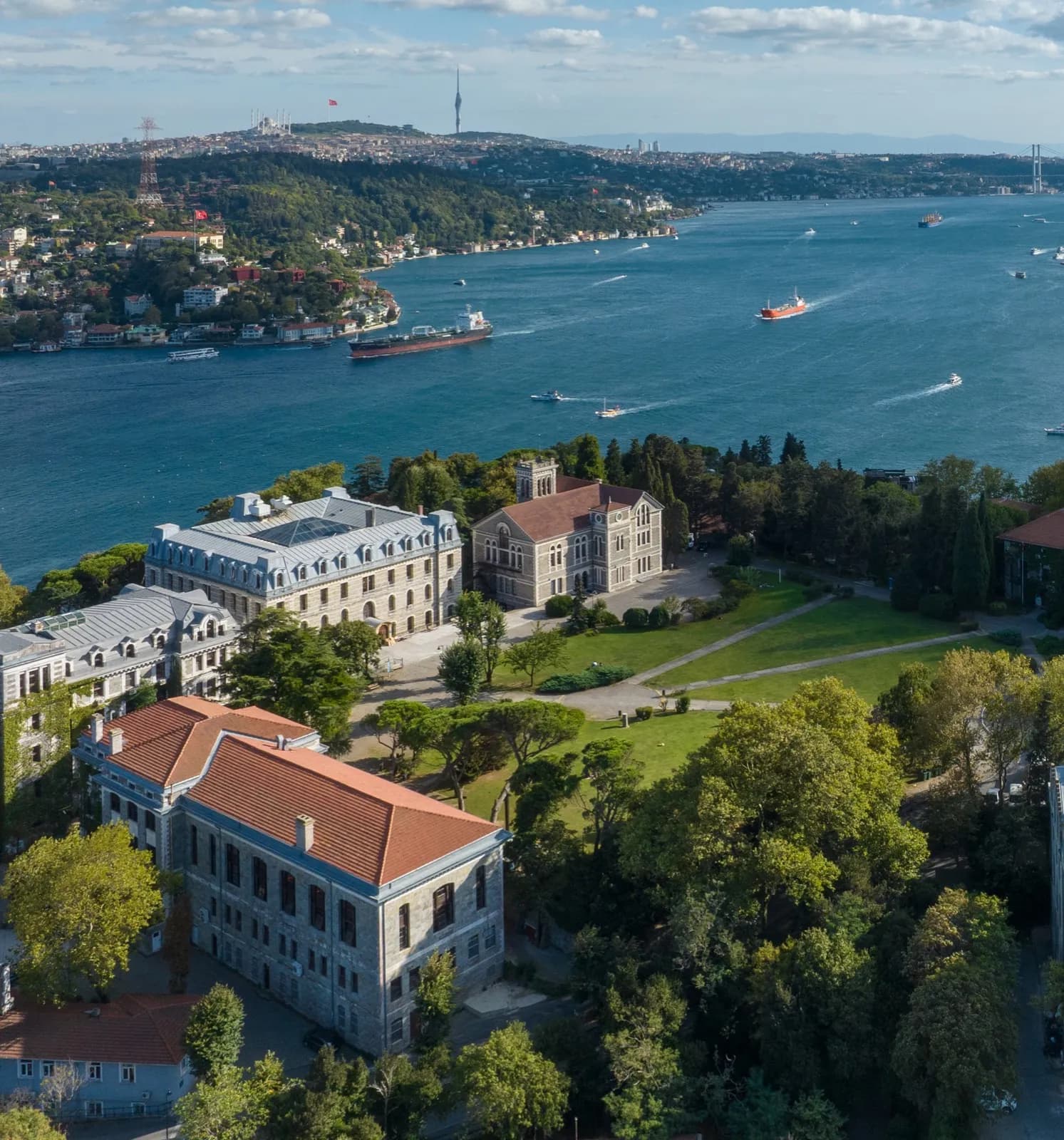Boğaziçi ve kampüsün kuş bakışı manzarası, tanker geçişi ve yeşil yerleşke